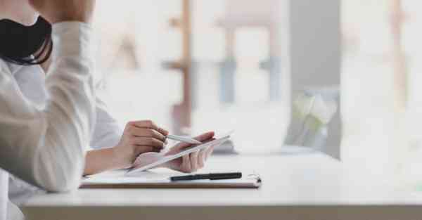 人工智能机器人和人谈恋爱